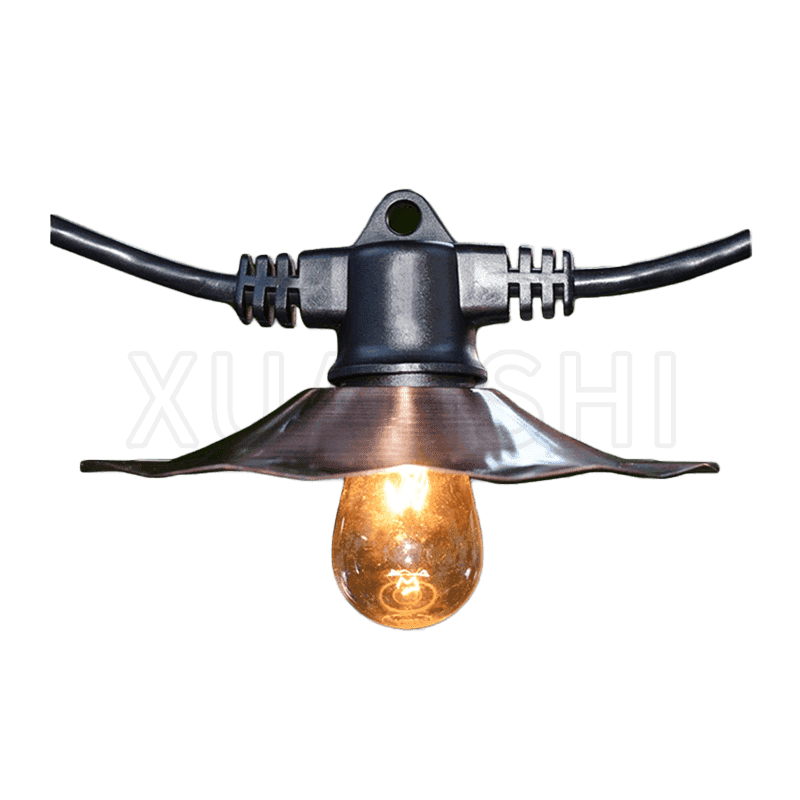 Café-Terrasse hängende Outdoor-Lichterkette mit Metallschirmen XS-DT2